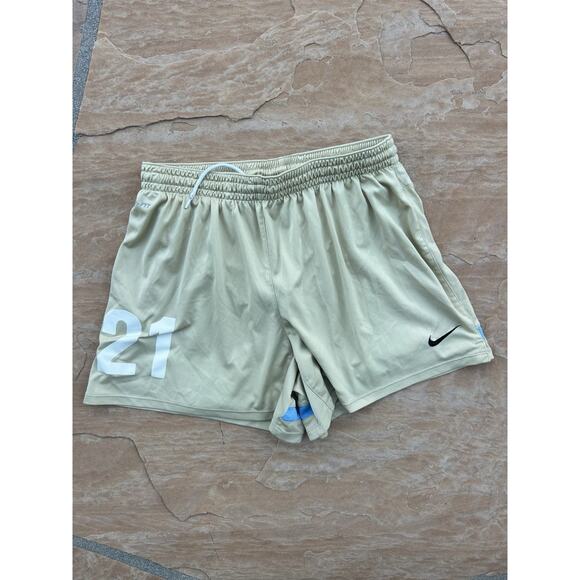 Nike Dri Fit Shorts Sz M Gold Beige Lightweight Pockets 21 - Picture 1 of 4